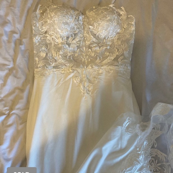 New Wedding Dress - Picture 1 of 4